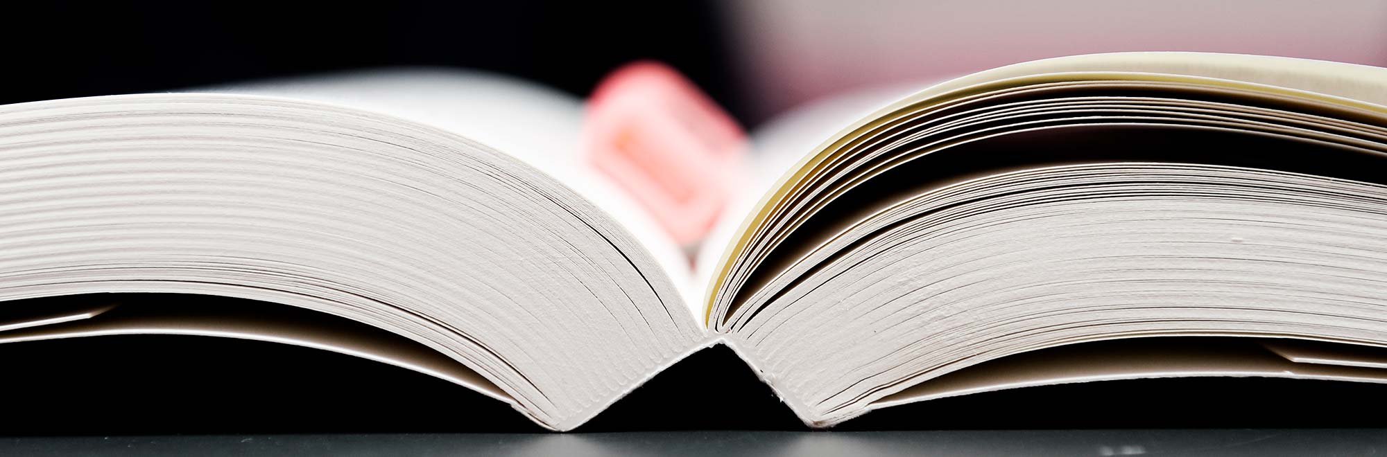 CBS åben bog med en blyant liggende på bogen