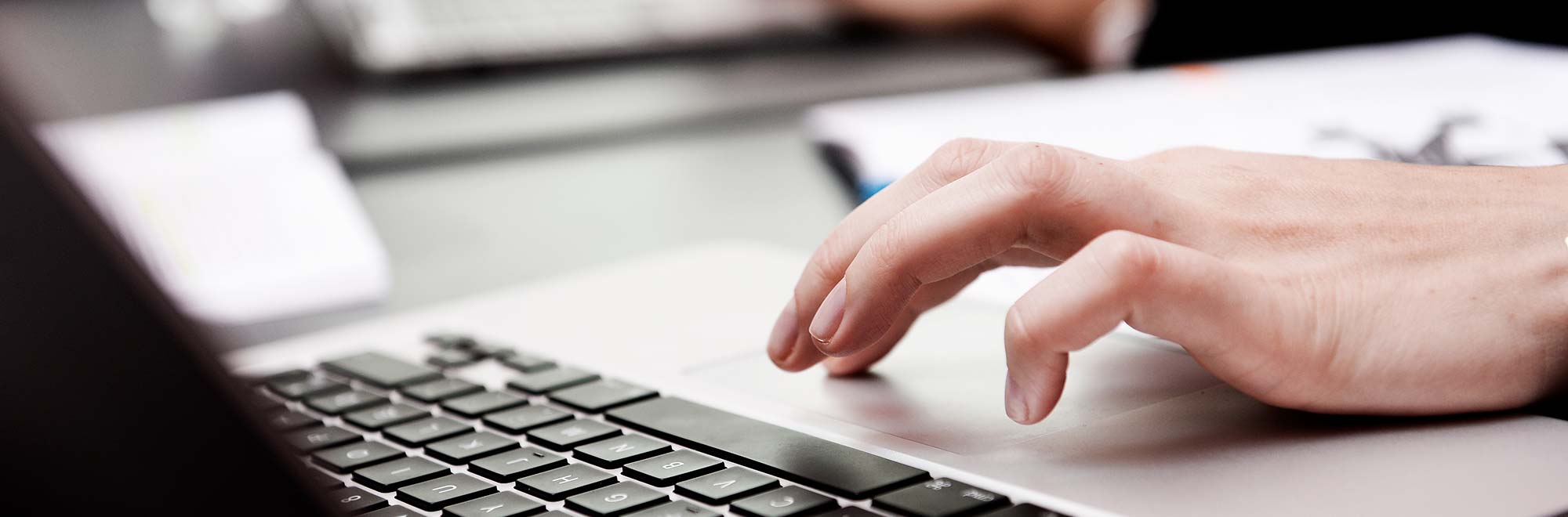 CBS hånd på en computers touchpad