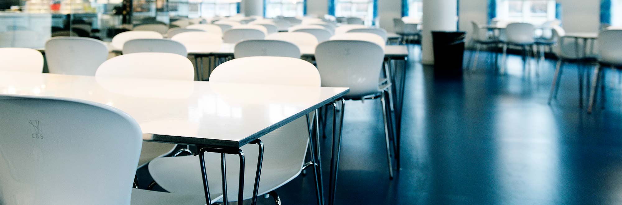 Dalgas Have kantine med borde og stole