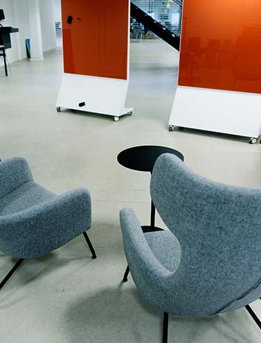 Porcelænshaven set indefra bag lænestole