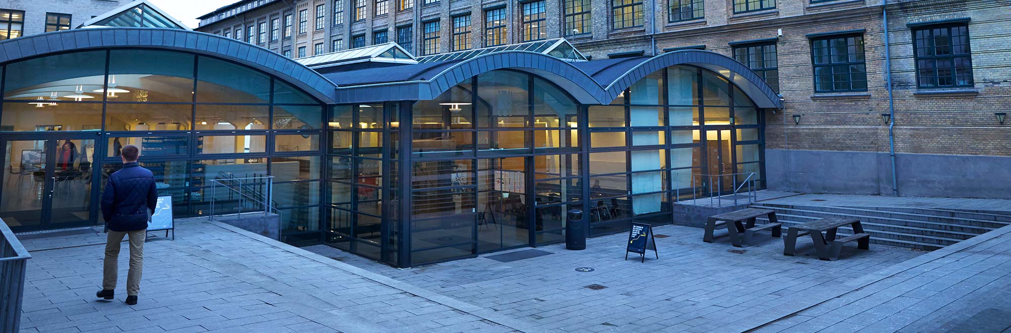 Porcelænshaven udenfor med en person gående mod indgangen